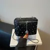 Bolso Pequeño Bordado Acolchado de Verano para Mujer 2025 Nueva Moda Bolso Cuadrado Pequeño Incrustado con Diamantes, Bolso Cruzado Elegante y Versátil con Cadena