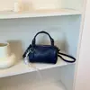 Nova Bolsa de Ombro Tipo Almofada de Nicho para Mulheres Primavera 2026, Bolsa de Ombro de Couro com Cera de Óleo de Alta Qualidade, Bolsa de Ombro Fashion e Versátil para o Dia a Dia