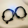 Um par de gadgets de desenho animado de fantasma do amor preto e branco pulseira para amantes corda de mão magnética luminosa de amor