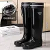 Botas de Chuva Femininas de Cano Alto Quentes com Forro de Fleece para Outono e Inverno, Botas Femininas Espessadas Impermeáveis e Antiderrapantes, Sapatos Aquáticos, Botas de Trabalho