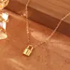 Colar com Pingente Quadrado Estilo Metal para Mulheres, Luxo Leve, Sensação de Alta Qualidade, Estilo Cool, Temperamento Simples, Corrente de Clavícula Banhada a Cobre Ouro Real