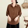Foto real de una camisa casual coreana relajada y de corte holgado, un top versátil, una camisa de manga larga y una prenda exterior de lunares para mujer