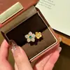 Nuevo Anillo de Flor Doble Estilo Chino con Flor Dorada Cepillada para Mujer, Diseño de Nicho con Sentido de Elegancia y Lujo Ligero, Anillo Versátil
