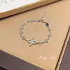 Pulseira da sorte de quatro folhas oca estilo francês, luxo leve com design de alta qualidade, joia versátil de trevo de quatro folhas de nicho