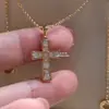 Versión Alta V Jinbaojia Collar de Cruz Completamente Incrustado de Diamantes para Mujer Cadena de Clavícula de Oro Rosa de 18 Quilates Collar Completamente Incrustado de Diamantes para Mujer