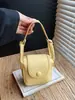 Bolso Pequeño de Lipstick Texturizado y Elegante para Mujer, Nuevo Bolso de Hombro Mini Versión Coreana 2026, Bolso Cruzado de Silla de Montar Moderno y Versátil