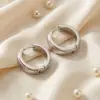 Hebilla de Oreja de Acero de Titanio Estilo Europeo Pendientes de Círculo Geométrico de Temperamento Simple Personalidad Textura Chapada en Oro de 18K Oreja de Tacto de Alta Gama