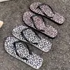 Chinelos estampados de leopardo, chinelos de verão antiderrapantes, novo modelo 2026, resistentes ao desgaste, adequados para uso externo na praia, sandálias femininas