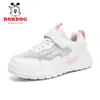 Tenis blancos Babudou para niños, diseño transpirable de malla de una sola capa para verano, zapatos casuales blancos ligeros para niños y niñas, zapatillas deportivas, venta al por mayor