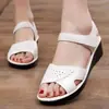 Sandalias de mamá de mediana edad verano moda exterior sandalias para mujer velcro diamantes de imitación huecas transpirables zapatos de abuela para personas mayores