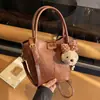 Bolsa de ombro única de novo estilo transfronteiriço, relaxada e chique, bolsa transversal moderna e da moda para mulheres, bolsa tote bucket simples e estilosa