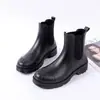 Zapatos de lluvia de moda transfronteriza para mujer Chelsea estilo coreano suela gruesa zapatos de goma material de protección ambiental para combinar con todo trabajo zapatos impermeables para mujer