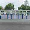 Barandilla de separación de peatones y vehículos en carretera urbana, barrera de aislamiento de tráfico azul y blanco, valla protectora de acera municipal - dibujo disponible