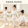 Suéter de dança de outono e inverno para meninas com um cardigã branco de manga comprida, design de amarração e agasalho estilo xale quente para prática