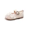 Zapatos Planos de Moda con Lazo de Mariposa para Bebés Niñas Primavera 2026 Nuevo Estilo Coreano Calados Versátiles Calzado Exterior Zapatos Pequeños de Cuero