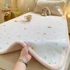Conjunto de colcha de três peças de grau A com gaze de camada dupla em um lado e veludo de leite no outro, adequado para dormitórios estudantis e pode ser usado em ambos os lados como um protetor de cama