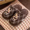 Pantuflas de algodón con oso modelo nuevo 2026 para mujer, de invierno para interior, antideslizantes, de suela gruesa, de felpa, cálidas, para pareja, a cuadros, zapatos de casa