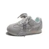 Outono 2026 Nova Moda Tênis de Skate Infantil Unissex Malha Leve Sapatos de Treino Alemães Respiráveis Casuais Sapatos Forrest Gump Tendência