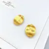 Aretes irregulares calados, que atrapan la luz, con textura cepillada, estilo vintage y sutilmente lujosos. Cobre con baño de oro real, con un diseño único y postes de plata 925