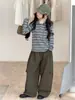 Ropa infantil para niñas, nuevo estilo otoño 2026, conjunto de dos piezas para niños mayores: Sudadera con capucha a rayas de bloques de color y pantalones cargo, conjunto de otoño para niños