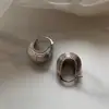 Brincos de Argola de Metal Únicos Retrô Europeus e Americanos para Mulheres, Design de Nicho de Luxo Acessível Sofisticado, Brincos Elegantes Sofisticados, Brincos