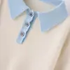 Estilo de luxo leve, com blocos de cor, suéter de malha macia de caxemira com mangas compridas, gola com botões, corte solto e relaxado, perfeito como peça de base