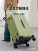 Fabricada em Tóquio, a mala Trunk para homens e mulheres é uma mala de viagem de grande capacidade que pode ser levada a bordo, durável e estilosa