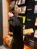 Cárdigan de Punto Negro con Hebilla Metálica Silueta para Mujer en Otoño, Gama Alta, Delgado y Elegante, Estilo Corto con Top Camiseta Básica