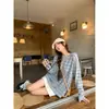 Foto real de una camiseta a rayas tipo nube para mujer de talla grande, con un tejido afelpado, suave y cómodo, corte holgado y un top casual versátil estilo coreano, estilo moderno 25275