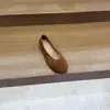 Sapatos Femininos de Couro Macio Estilo Coreano, Baixos, de Bico Raso, Modelo Novo 2026, Sapatilhas de Camurça, Sapatos de Salão com Solado Macio, Sapatos de Vovó