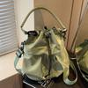 Bolso de relajación para mujer, nuevo bolso bandolera de lona versátil de otoño e invierno 2024, bolso tipo cubo portátil popular de este año