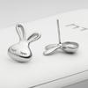 Aretes de Conejito Adorable Bizco de Aguja de Plata S925 Versión Coreana para Mujer, Simples, Compactos, Dulces Aretes de Conejito, Aretes Elegantes, Modernos