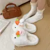 Chinelos de coelho macios e fofos em formato de cenoura com solas grossas, novo estilo outono/inverno 2026, sapatos fuzzy slip-on versáteis e adoráveis para usar ao ar livre
