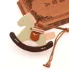 Colgante de Bolso Caballo Mecedora Nuevo Retro Creativo Nicho Lindo Caballito de Madera Colgante para Espejo Retrovisor de Coche Femenino