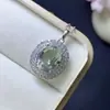 ¡Colgante de cristal verde natural! ¡El cristal está limpio! ¡El color fuego es súper fuerte! El tamaño de la piedra suelta es 10*12 mm
