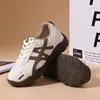 Couro PU Sapatos de Treino Alemães Femininos 2026 Sapatos Brancos Respiráveis Solado Macio Casual Tênis Board Chegada Nova Primavera Versátil Confortável Esportes