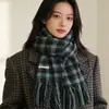 Cachecol Xadrez Azul-Esverdeado Super Bonito Estilo Coreano para Mulheres, Novo Cachecol de Pescoço Espesso e Quente para Outono e Inverno, Realça a Tez, Xale de Faux Cashmere