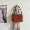 Novo estilo coreano retrô, bolsa de ombro tecida em couro PU macio, de nicho, para mulheres, moderna e sofisticada, adequada para o trajeto diário, pode ser carregada na mão ou usada sob o braço