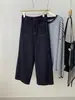 Elegantes jeans de tiro alto y pierna recta para mujer, con un color denim retro y longitud cropped, perfectos para el otoño de 2026, diseñados para crear un efecto adelgazante con piernas anchas