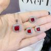 Anillo de diamantes cuadrados con simulación de suministro en vivo de princesa de diamantes, pendientes con microincrustaciones de diamantes, colgante de corindón rojo, collar de clavícula