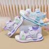 Sandalias para Niñas 2026 Verano Nuevo Estilo Moda Infantil Versátiles Suela Suave Sandalias Deportivas Hebilla Giratoria Punta Abierta Zapatos de Playa