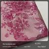 Tecido Jacquard Tingido em Fio com Flor Vermelha Grande em Relevo Textura Côncavo-Convexa Tridimensional Tecido para Bolsa de Mão Artesanal Primavera e Verão
