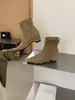 Botas de tornozelo em camurça, bico quadrado e salto anabela, em um esquema de cores Maillard, com zíper traseiro, combinadas com uma saia e jeans de perna larga