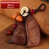 Colgante llavero de madera de durazno hecho a mano, colgante de vaina natural, piedra de durazno para bolso