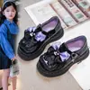 Sapatos de couro para meninas, sapatos de princesa estilosos para crianças, nova coleção 2026, sapatilhas de sola macia com laço, sapatos de verniz da moda, modernos