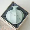 Florero Blue Star Nube de Grulla Salvaje, una pieza decorativa para la sala de estar, perfecta para arreglos florales, que irradia un lujo ligero y una estética de alta gama. Es un jarrón de cerámica adecuado para uso doméstico y se puede utilizar como un pequeño recipiente para flores o un adorno decorativo.