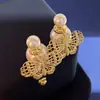 Brincos Formato Borboleta Vazado Brilhante Pendurados na Frente e Atrás com Pérolas Elegantes Estilo Coreano Brincos Retro Leve Luxo
