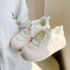 Zapatillas de Malla Transpirables Versátiles de Verano para Mujer 2026 Nuevos Zapatos Blancos de Suela Gruesa Estilo Ins para Estudiantes Zapatos de Pan