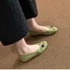 2026 Novos Sapatos Baixos de Salto Bloco Estilo Francês com Bico Quadrado Pequeno, Salto Grosso, Salto Baixo de Veludo, Sapatos Retro de Vovó para Mulheres, Em Estoque para o Verão