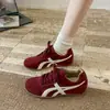 Zapatos de Entrenamiento Alemanes Marrones de Cuero Suave para Mujer con Aumento Oculto de Altura, Nuevos 2026 Estampado de Leopardo Retro Zapatos Deportivos Casuales de Suela Suave